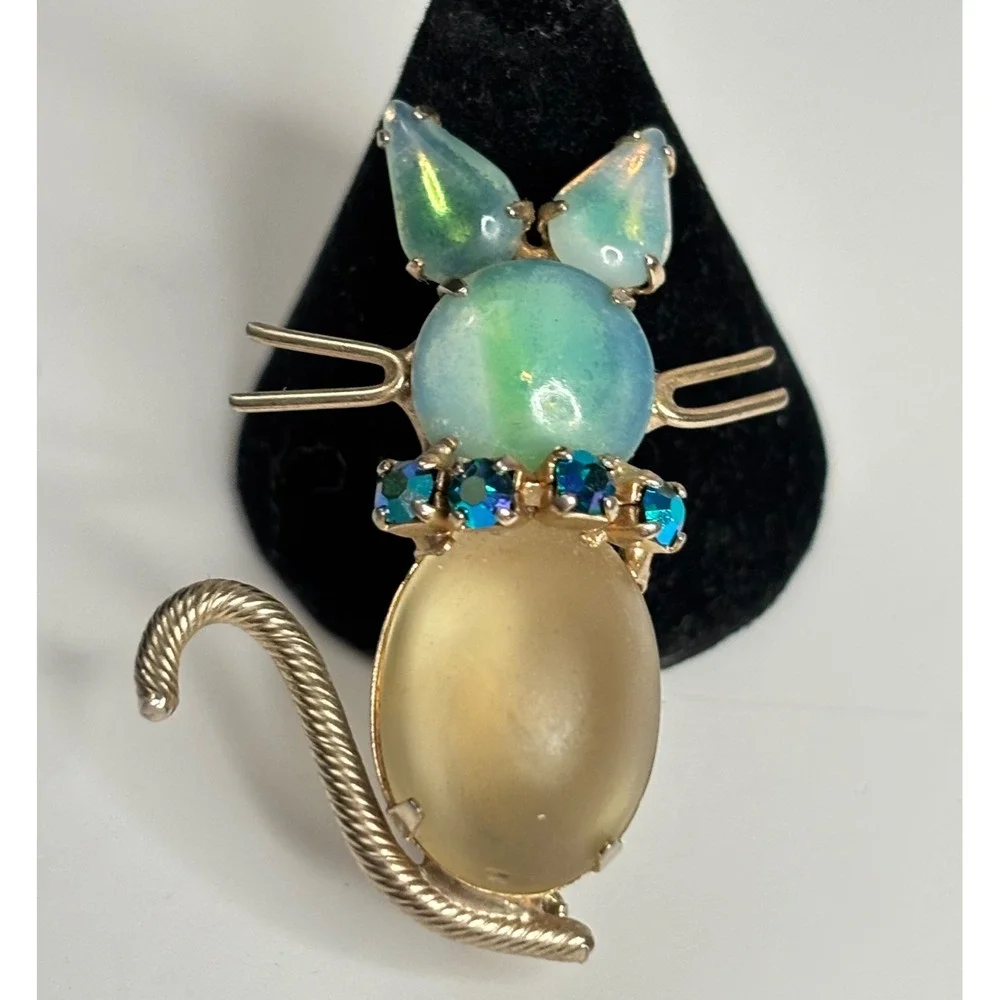 1960s Gold Tone Whimsical Cat Brooch Jelly Belly Glass Rhinestone Collar Pin